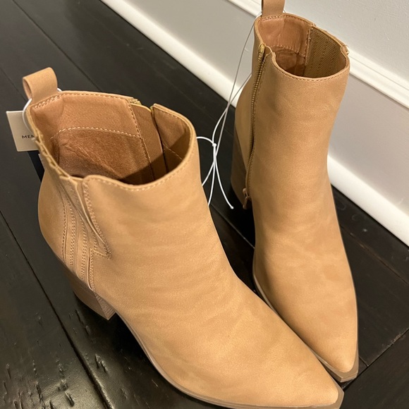 Universal Thread Women’s Boots - Picture 2 of 3